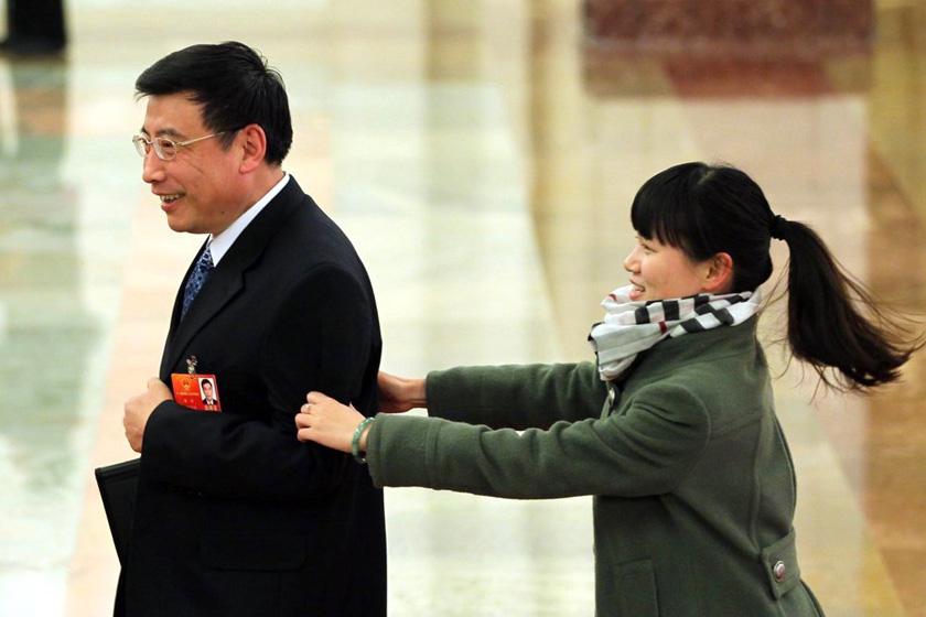 3月11日，北京，工信部部长苗圩被拉住后站到了发言席前。 东方IC_女记者拦截数位部长 要求接受采访