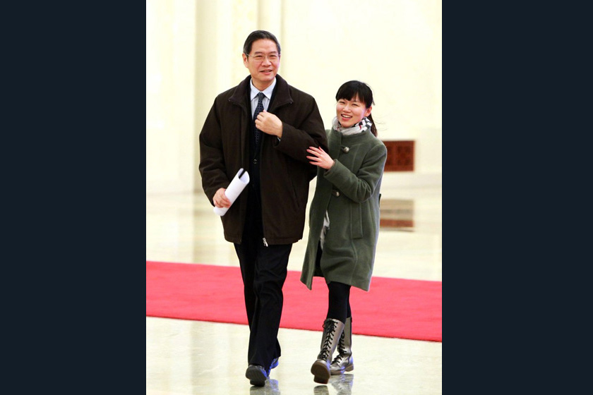 3月11日，北京，外交部副部长张志军被拉住后，欣然接受采访。 东方IC_女记者拦截数位部长 要求接受采访