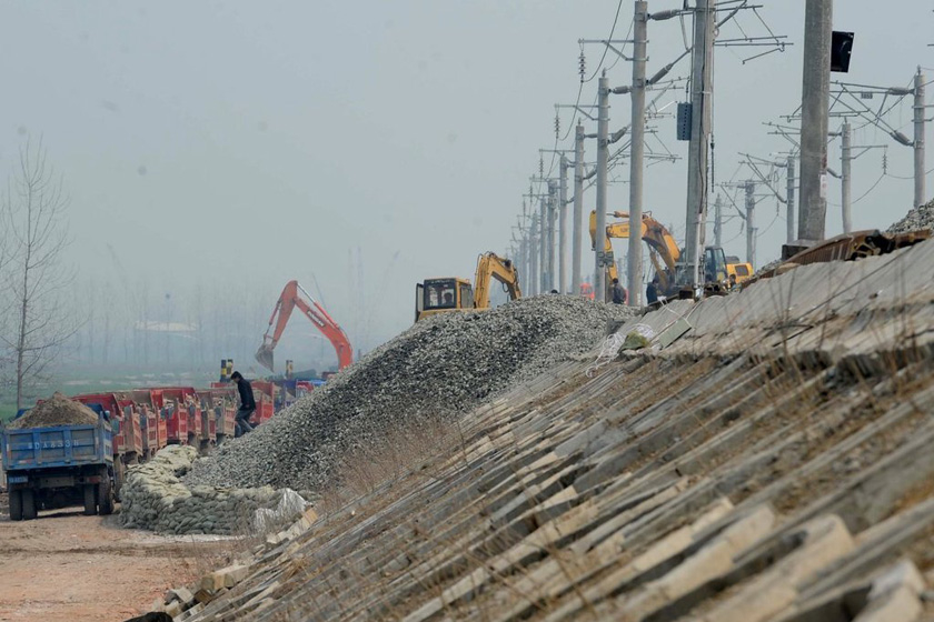 3月12日，工人正在抢修发生路基塌陷的汉宜高铁潜江段。 东方IC_湖北汉宜高铁被曝路基塌陷