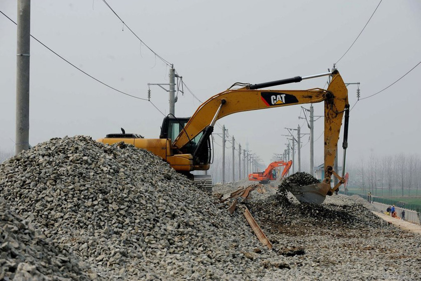 3月12日，工人正在抢修发生路基塌陷的汉宜高铁潜江段。 东方IC_湖北汉宜高铁被曝路基塌陷