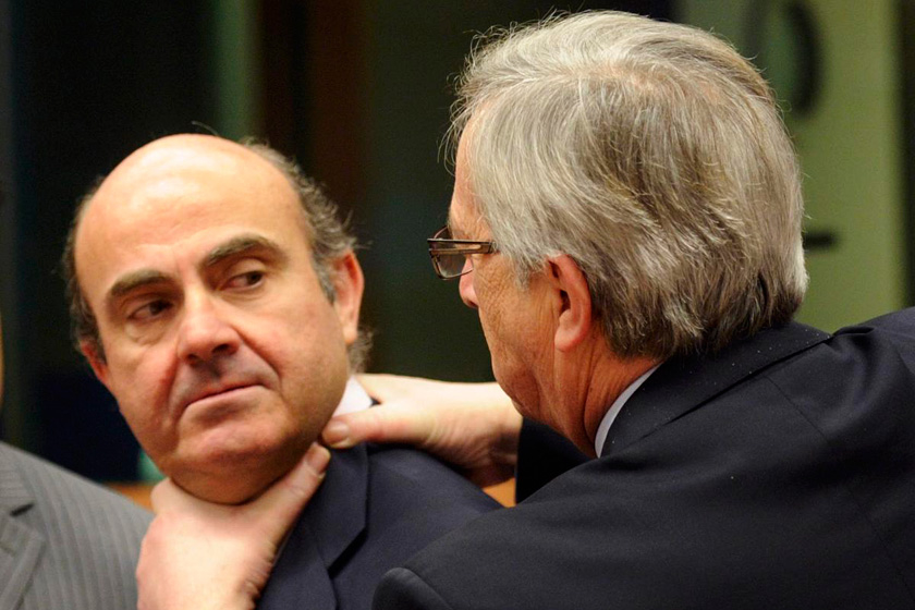 2012年3月12日，在欧元区财政部长会议期间，欧元集团主席容克突然从后面掐住了西班牙财政大臣金多斯的脖子，用开玩笑的方式表达了对西班牙财政政策的不满。 Virginia Mayo/人民图片_世界政坛亲密“敌人”