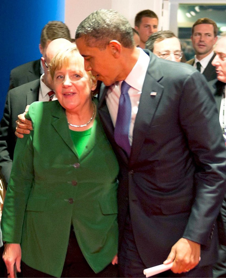 2011年11月4日，法国戛纳，美国总统奥巴尔将手搭在德国总理默克尔的肩膀上，动作甚是“暧昧”。 Guido Bergmann/东方IC _世界政坛亲密“敌人”