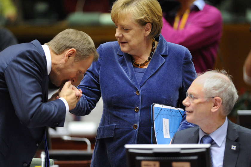 2011年10月26日，比利时布鲁塞尔，欧盟领导人在欧盟峰会上经过紧张磋商，终于就银行业资本金比率等问题上达成一致。图为波兰总理唐纳德·图斯克亲吻德国总理默克尔的手。 ERIC FEFERBERG/东方IC _世界政坛亲密“敌人”