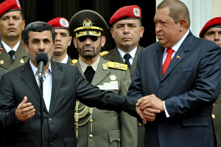2012年1月9日，委内瑞拉总统查韦斯在总统官邸欢迎伊朗总统内贾德，内贾德讲话时，查韦斯一直拉着他的手。 Carlos Hernandez/东方IC _世界政坛亲密“敌人”