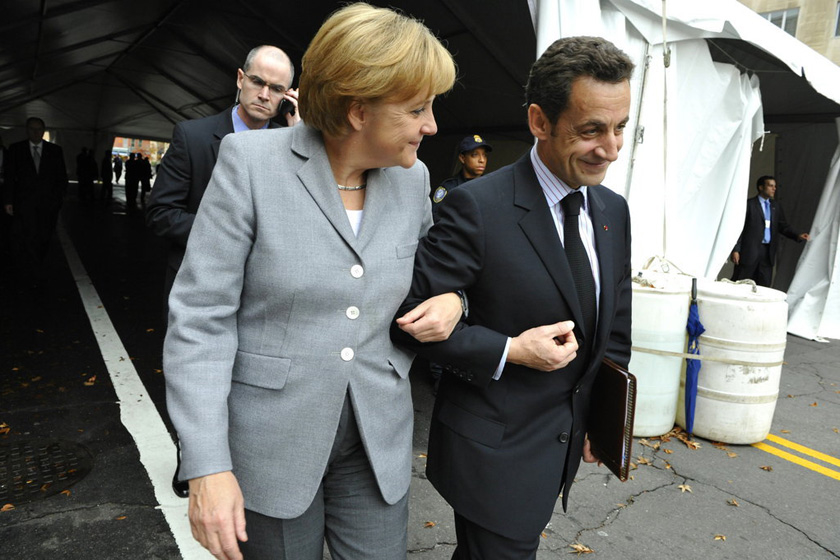 2008年12月15日，华盛顿，德国总理默克尔和法国总统萨科奇参加G20峰会期间相携而行。 Gregoire Elodie/东方IC _世界政坛亲密“敌人”