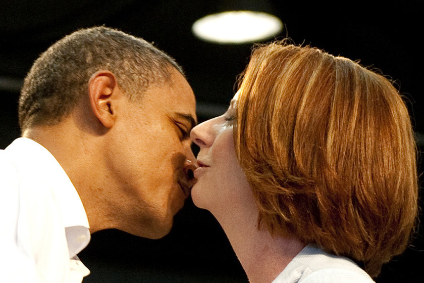 2011年11月17日，澳大利亚堪培拉，奥巴马亲吻澳大利亚总理吉拉德。 SAUL LOEB/东方IC _世界政坛亲密“敌人”