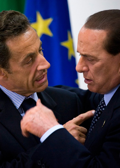 2009年7月9日，意大利拉奎拉，八国集团峰会期间，法国总统萨科奇和意大利总理贝卢斯科尼互指对方交流。 CFP_世界政坛亲密“敌人”