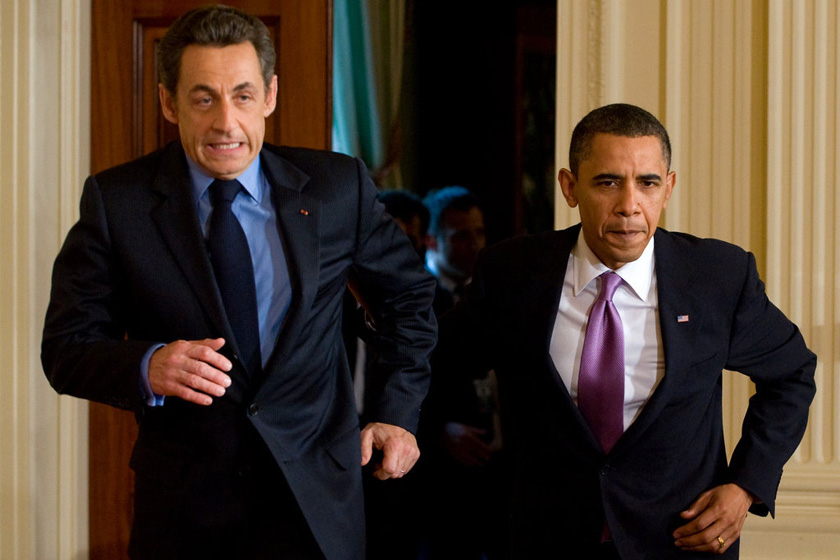 2010年3月30日，华盛顿，美国总统奥巴马和法国总统萨科奇小跑进白宫联合新闻发布会现场。 SAUL LOEB/东方IC _世界政坛亲密“敌人”