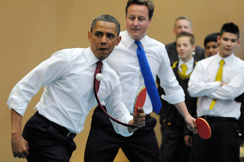 2011年5月24日，伦敦，美国总统奥巴马同英国首相卡梅伦组队打乒乓球。 Paul Hackett/人民图片_世界政坛亲密“敌人”
