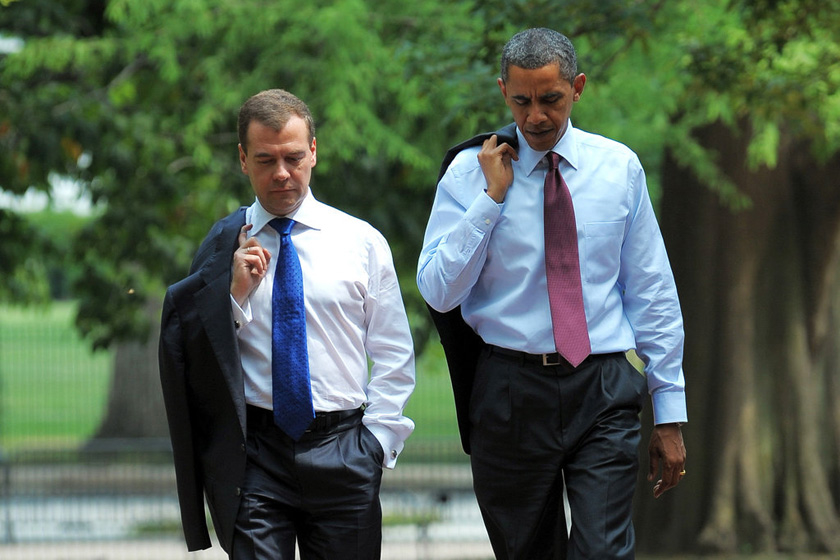 2010年6月24日，华盛顿，美国总统奥巴马与俄罗斯总统梅德韦杰夫一起从白宫走路前往商务部，二人都脱下了西装抗在背上，默契十足。 MANDEL NGAN/东方IC _世界政坛亲密“敌人”