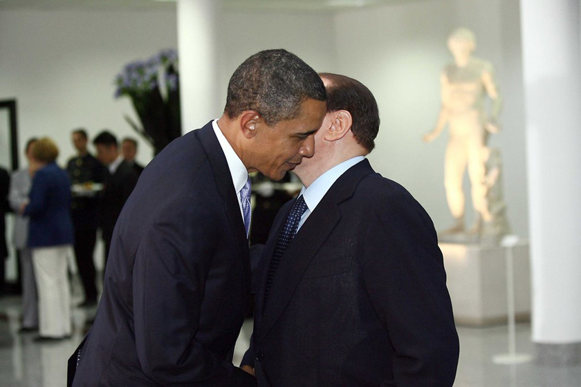 2009年7月8日，意大利阿奎拉，意大利总理贝卢斯科尼（右）欢迎出席八国集团峰会的美国总统奥巴马。 CFP_世界政坛亲密“敌人”
