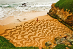 艺术家海滩创作巨幅画作 
