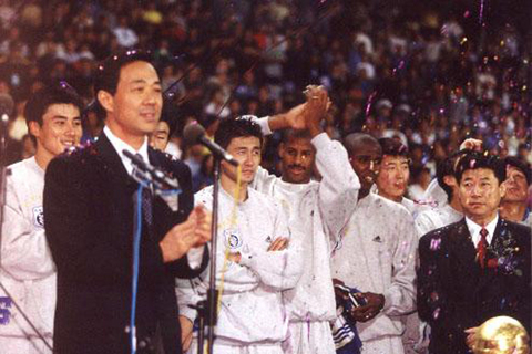 2000年10月1日，大连实德队以3-0胜敖东队，夺得了2000年中国足球甲A联赛的冠军。时任大连市长薄熙来祝贺球队夺冠。 吴政/CFP
