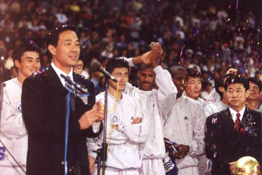 2000年10月1日，大连实德队以3-0胜敖东队，夺得了2000年中国足球甲A联赛的冠军。时任大连市长薄熙来祝贺球队夺冠。 吴政/CFP_薄熙来（资料图）