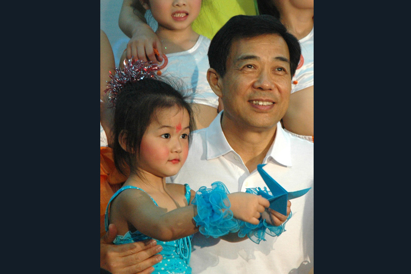 2008年5月30日，中共中央政治局委员、重庆市委书记薄熙来与少年儿童共庆“六一”。 小米/CFP_薄熙来资料图