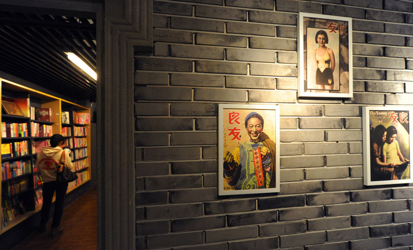 3月15日，上海福州路上的大众书局内，一面墙上挂满了曾经闻名上海滩的杂志《良友》的封面画。 杨毅/CFP_上海24小时书店打造“民国范儿”