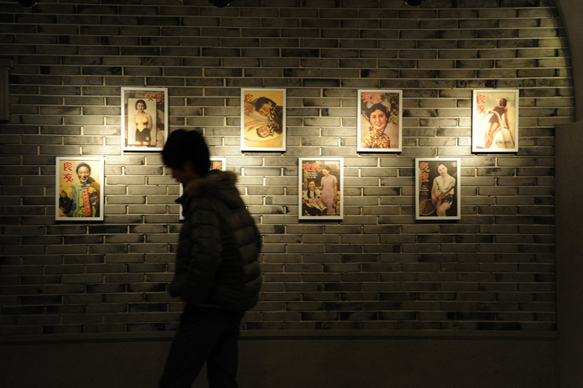 3月15日，上海福州路上的大众书局内，一面墙上挂满了曾经闻名上海滩的杂志《良友》的封面画。 杨毅/CFP_上海24小时书店打造“民国范儿”