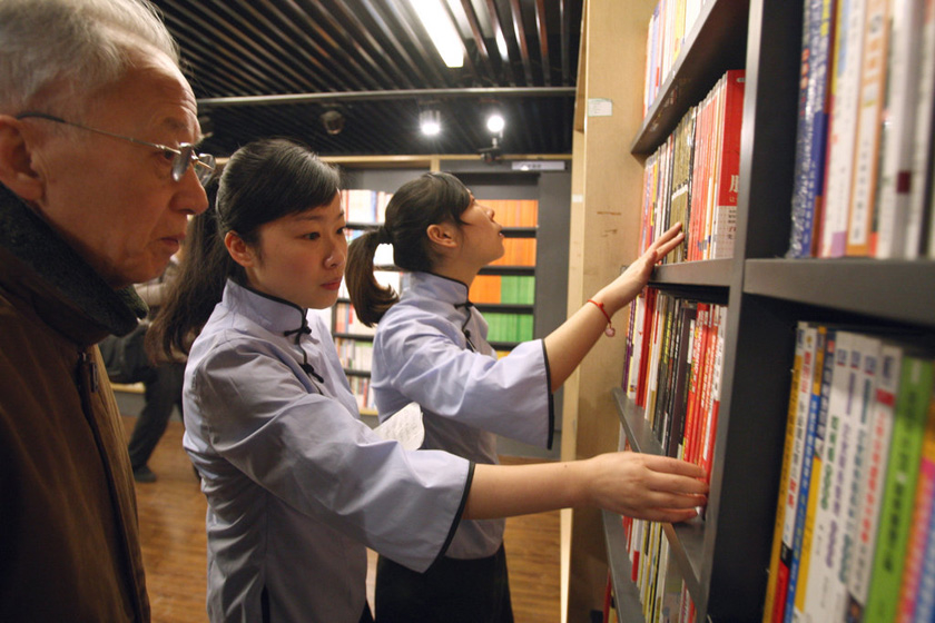 3月15日，上海，福州路上的大众书局店员身着民国服装。 CFP_上海24小时书店打造“民国范儿”