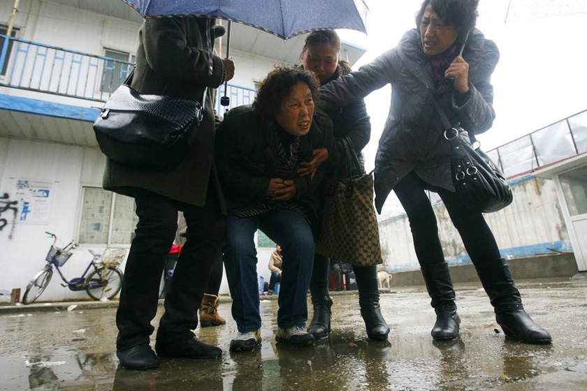 3月15日，湖北武汉，一位老人因过于激动心脏不适被众人送往医院。 远征/东方IC _武汉开发商三年不交房 百余业主雨中讨房款