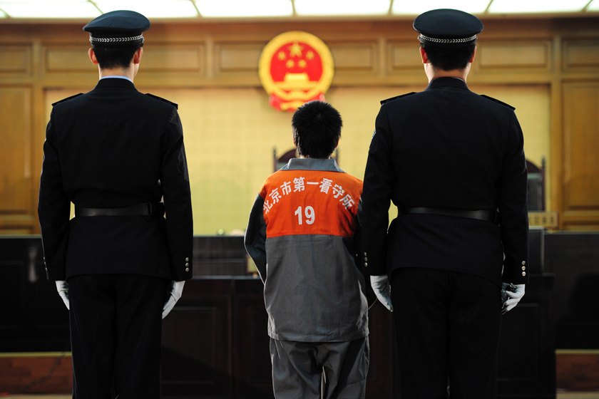 3月19日，北京，被告人石柏魁在法庭上听判。 金硕/中新社_“故宫大盗”一审被判13年