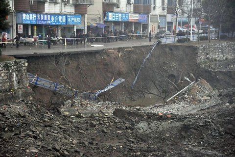 安徽巢湖天河河堤突发塌方事故