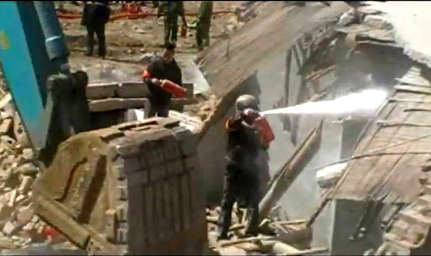 截屏图：2010年4月13日，北京延庆县延庆镇，拆迁人员使用灭火器围攻业主。 东方IC_野蛮拆迁