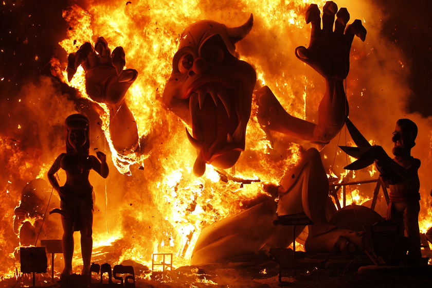 2012年3月20日，西班牙巴伦西亚传统节日“火祭节”落幕，各式玩偶付之一炬。 REUTERS/Heino Kalis_财新每周图片(2012.3.17-3.23) 