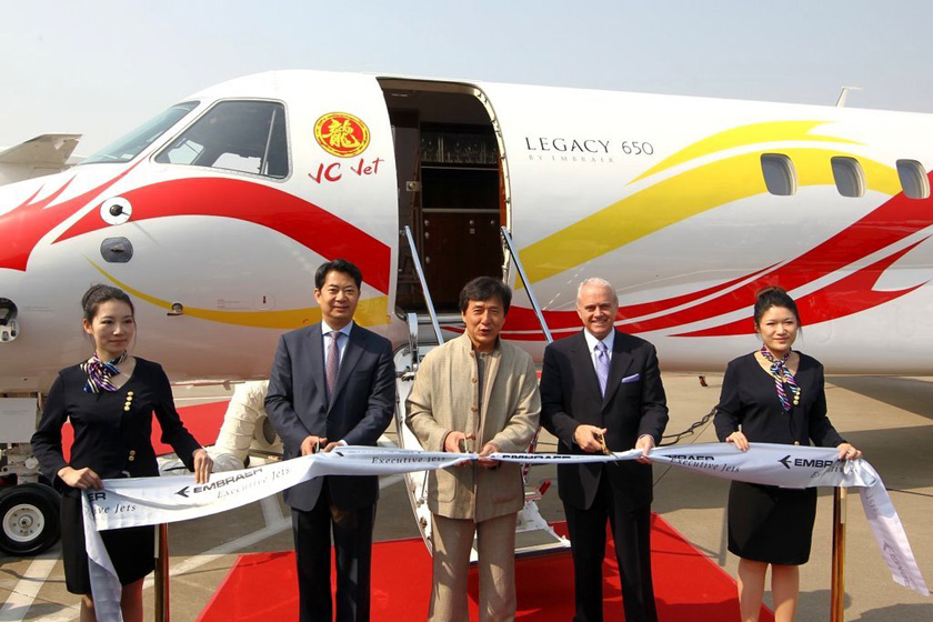 3月26日，上海虹桥国际机场，成龙亲临公务机展现场为其新购入的私人飞机剪裁。   东方IC_2012亚洲公务航空展开幕 成龙私人飞机亮相