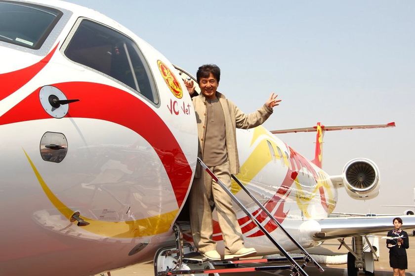 3月26日，上海虹桥国际机场，成龙亲临公务机展现场为其新购入的私人飞机剪裁。  东方IC_2012亚洲公务航空展开幕 成龙私人飞机亮相