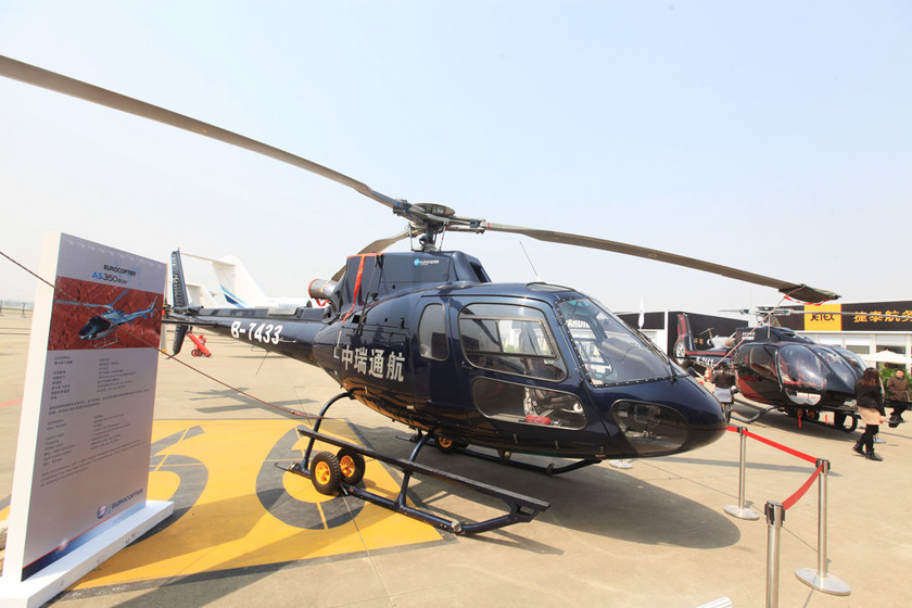 3月26日，上海虹桥国际机场，参展的公务机。 文音/CFP_2012亚洲公务航空展开幕 成龙私人飞机亮相