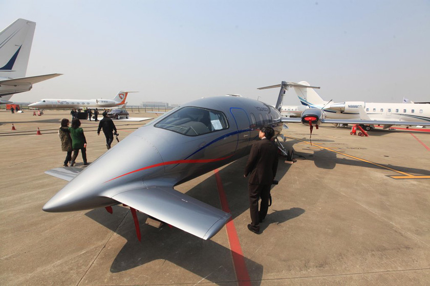 3月26日，上海虹桥国际机场，参展的公务机。 文音/CFP_2012亚洲公务航空展开幕 成龙私人飞机亮相