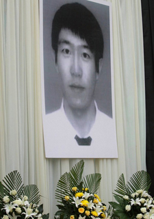 3月27日15时，哈尔滨医科大学附属第一医院在篮球馆为“3·23”案件中死亡的医务人员王浩举办追悼会，近千人参加了追悼活动。3月23日16时30分许，哈医大一院住院处风湿免疫科病房发生一起伤害医务人员案件，造成一死三伤。死者王浩系哈尔滨医科大学09级硕士研究生，在该科室实习，出事前刚收到香港中文大学博士录取通知书。