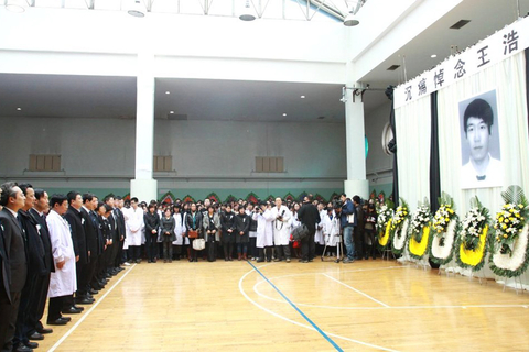 3月27日15时，哈尔滨医科大学附属第一医院在篮球馆为“3·23”案件中死亡的医务人员王浩举办追悼会，近千人参加了追悼活动。3月23日16时30分许，哈医大一院住院处风湿免疫科病房发生一起伤害医务人员案件，造成一死三伤。死者王浩系哈尔滨医科大学09级硕士研究生，在该科室实习，出事前刚收到香港中文大学博士录取通知书。