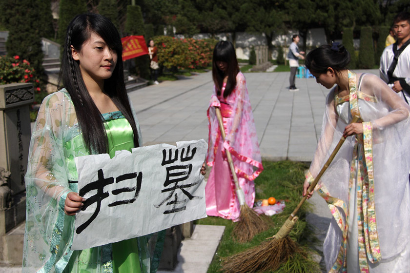 3月27日，杭州，祭扫的顺序是首先要先扫墓，就是将墓园打扫干净。 中新社发 张东/摄_大学生行为艺术呼吁文明祭扫