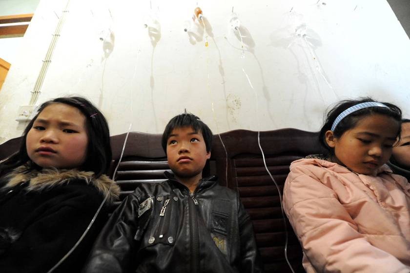 3月29日，贵州织金县，学生在医院接受治疗。 CFP_贵州织金86名小学生疑似食物中毒