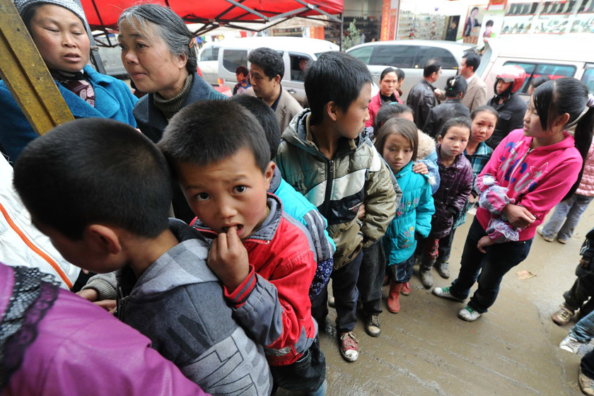 3月29日，贵州织金县，学生排队接受检查。 CFP_贵州织金86名小学生疑似食物中毒