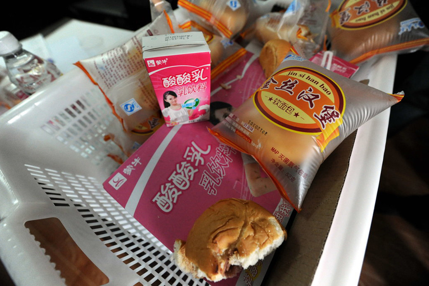 3月29日，贵州织金县，学生们当时所吃的早餐：一盒牛奶、一个面包。 CFP_贵州织金86名小学生疑似食物中毒