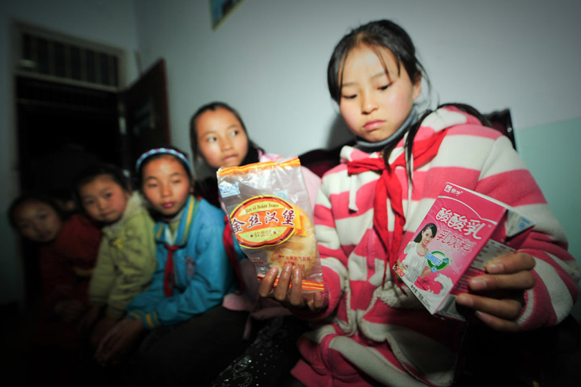 3月29日，贵州织金县，学生展示吃的早餐。 CFP_贵州织金86名小学生疑似食物中毒