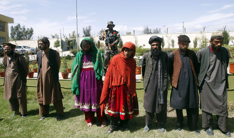 3月28日，阿富汗警方在首都喀布尔东部拉格曼省抓获了7名男扮女装的塔利班人员。 REUTERS/Parwiz