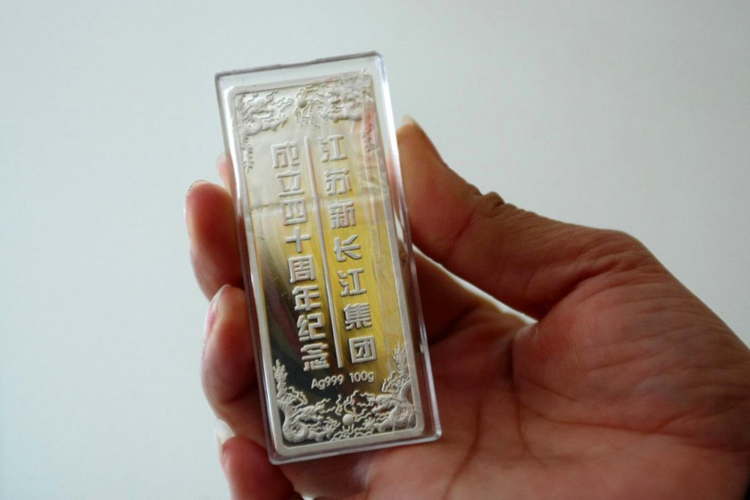4月3日，江阴长江村一户村民向记者展示村里发放的100g白银。 翁磊/东方IC _武汉“城中村”村民每人领百克黄金