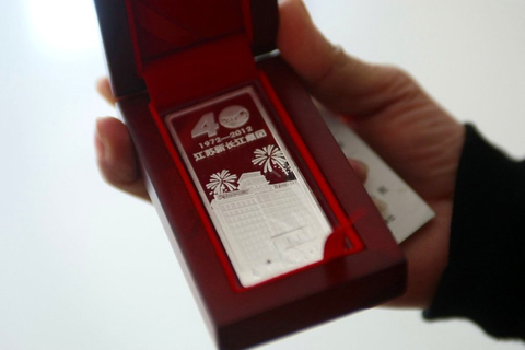 江苏长江村向村民发金银分别墅