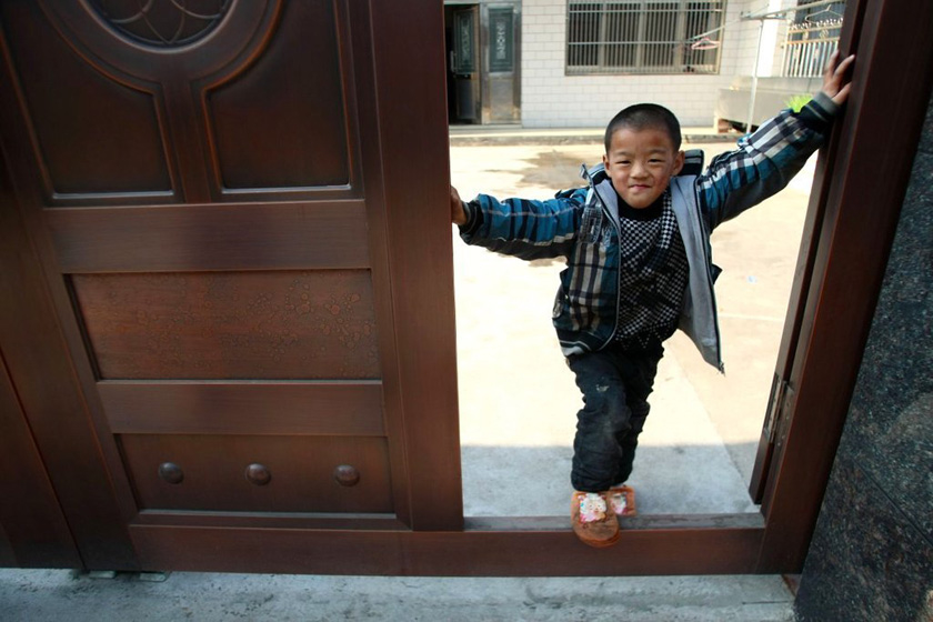 4月3日，江阴长江村，村里的小朋友看到记者显得有点害羞。 翁磊/东方IC _武汉“城中村”村民每人领百克黄金
