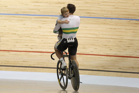 2012年4月4日，2012年场地自行车世锦赛在澳大利亚墨尔本举行。澳大利亚队的帕金斯抱着儿子，庆祝该队夺得男子团体竞速赛冠军。 REUTERS/Daniel Munoz