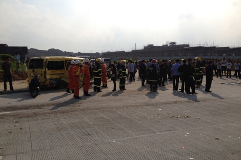 事故现场。 CFP_广东阳春幼儿园校车与货车相撞致2死15伤