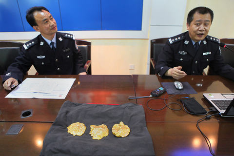 窃贼披棉被盗黄金 潜逃半月被擒