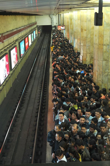 4月10日，人们排队等候列车。  东方IC_北京地铁1号线信号故障 大量乘客滞留