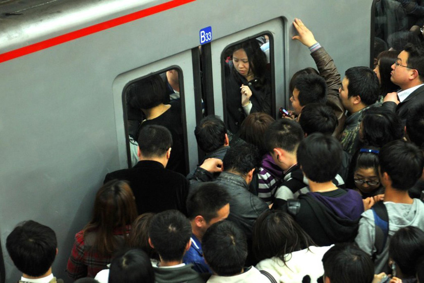 4月10日，下车的市民奋力向外挤，部分市民被上车的市民挤回车中。  东方IC_北京地铁1号线信号故障 大量乘客滞留