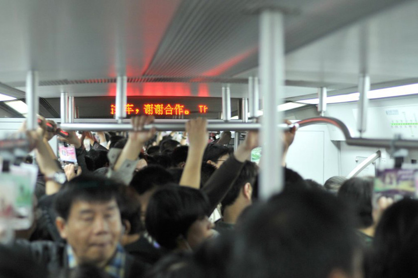 4月10日，一号线车厢内拥挤不堪。 东方IC_北京地铁1号线信号故障 大量乘客滞留