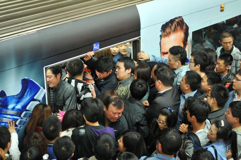 4月10日，下车的市民奋力向外挤，部分市民被上车的市民挤回车中。  东方IC_北京地铁1号线信号故障 大量乘客滞留