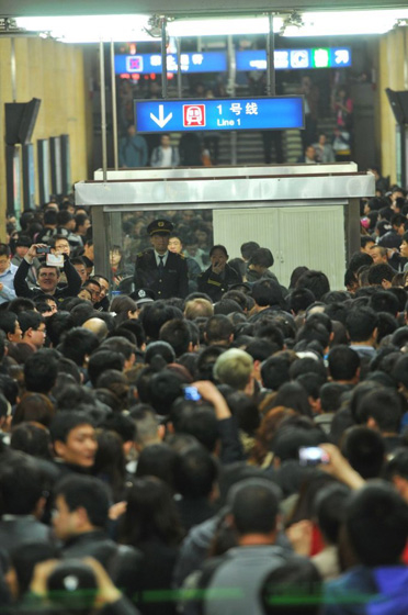 4月10日，东直门换乘站限流。 东方IC_北京地铁1号线信号故障 大量乘客滞留